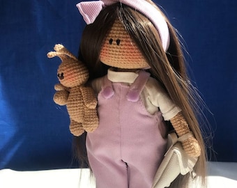 Puppe zum Verkauf langhaariger Innenausstattung 12-Zoll-Puppe Häkelpuppe in genähter Kleidung Innenausstattung mit braunen Haaren Puppe zum Verkauf