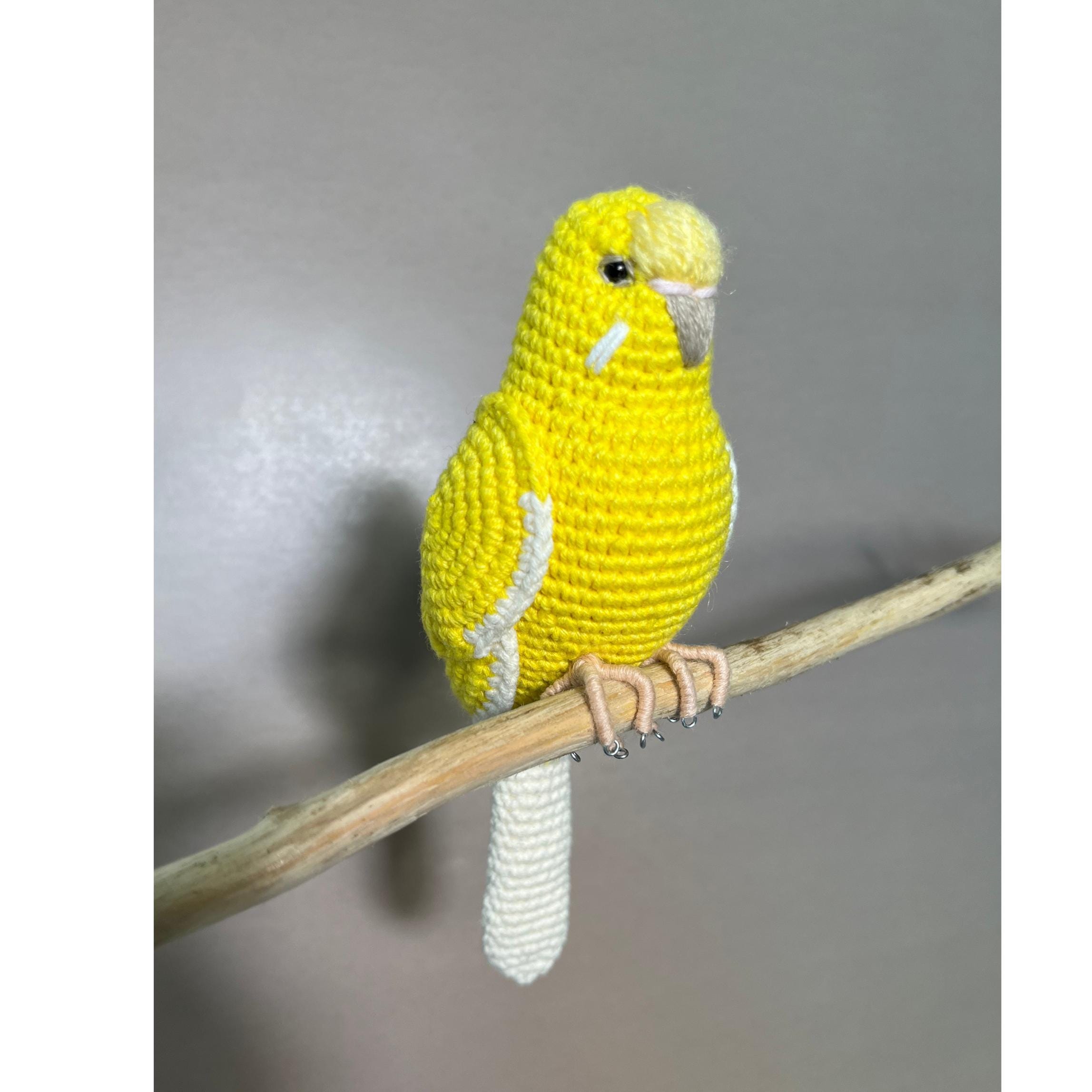 黄色いセキセイインコのリアルなぬいぐるみ、あみぐるみ、本物そっくり
