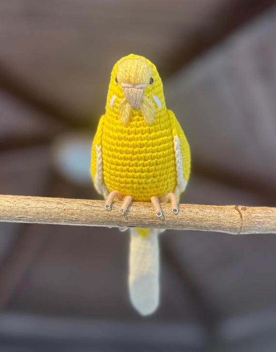 黄色いセキセイインコのリアルなぬいぐるみ、あみぐるみ、本物そっくり
