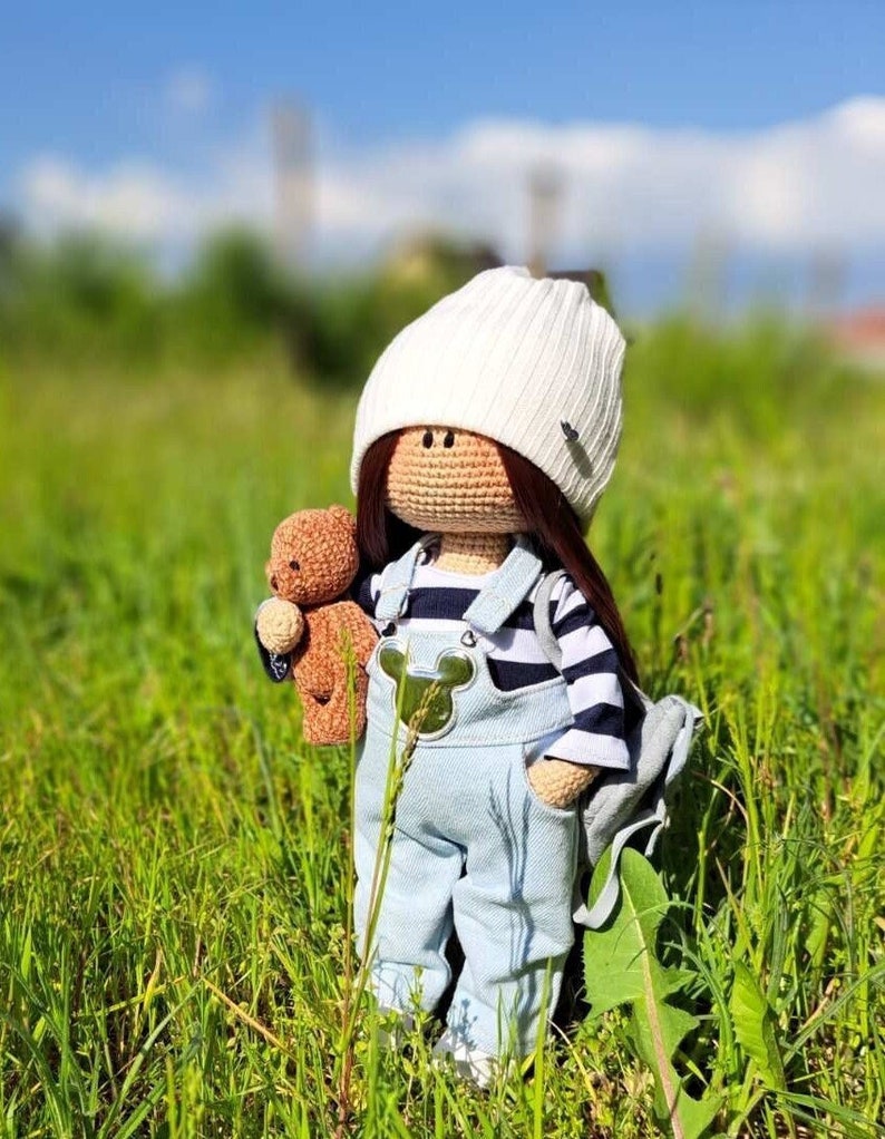 Muñeca a la venta con cabello castaño realista en jeans azules, muñeca de crochet con ropa cosida y accesorios detallados imagen 1