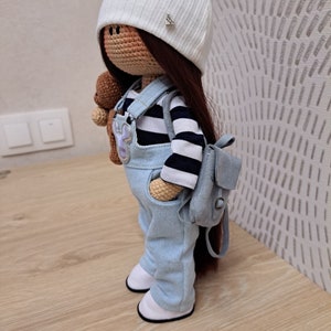 Muñeca a la venta con cabello castaño realista en jeans azules, muñeca de crochet con ropa cosida y accesorios detallados imagen 5