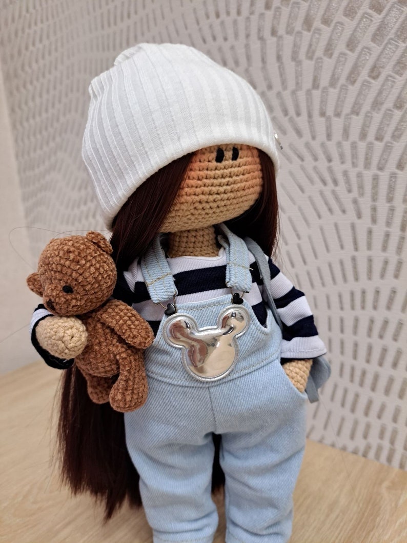 Muñeca a la venta con cabello castaño realista en jeans azules, muñeca de crochet con ropa cosida y accesorios detallados imagen 3