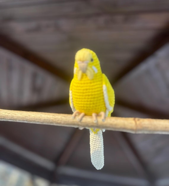 黄色いセキセイインコのリアルなぬいぐるみ、あみぐるみ、本物そっくり