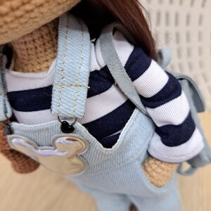 Muñeca a la venta con cabello castaño realista en jeans azules, muñeca de crochet con ropa cosida y accesorios detallados imagen 7