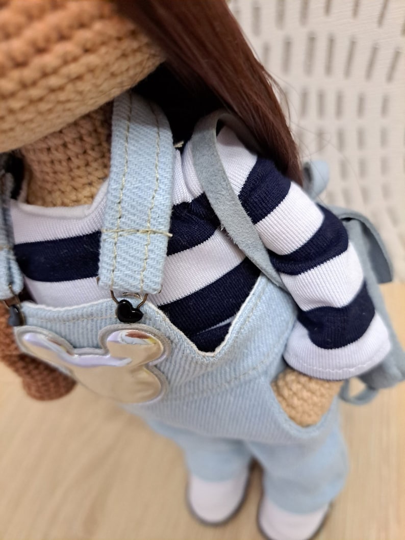 Muñeca a la venta con cabello castaño realista en jeans azules, muñeca de crochet con ropa cosida y accesorios detallados imagen 7