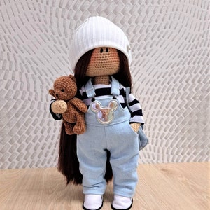 Muñeca a la venta con cabello castaño realista en jeans azules, muñeca de crochet con ropa cosida y accesorios detallados imagen 2