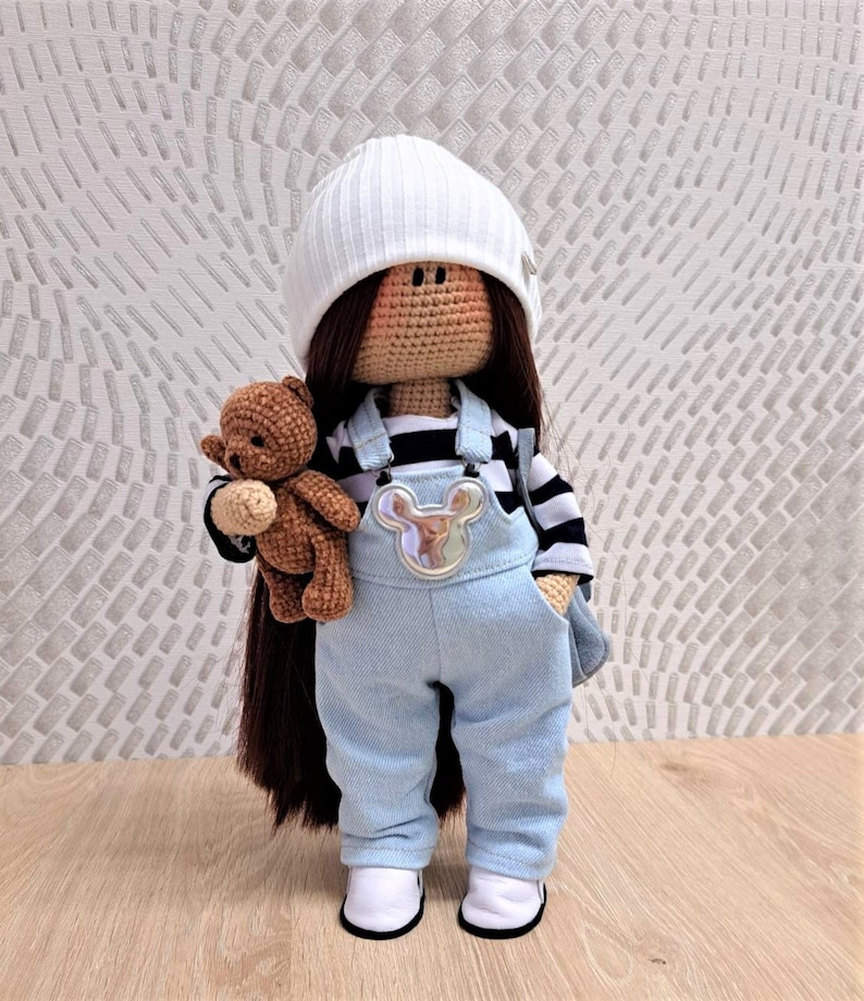 Muñeca a la venta con cabello castaño realista en jeans azules, muñeca de crochet con ropa cosida y accesorios detallados imagen 2