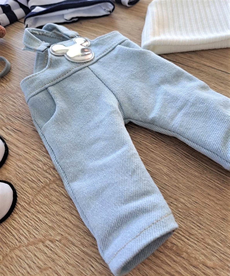 Muñeca a la venta con cabello castaño realista en jeans azules, muñeca de crochet con ropa cosida y accesorios detallados imagen 10