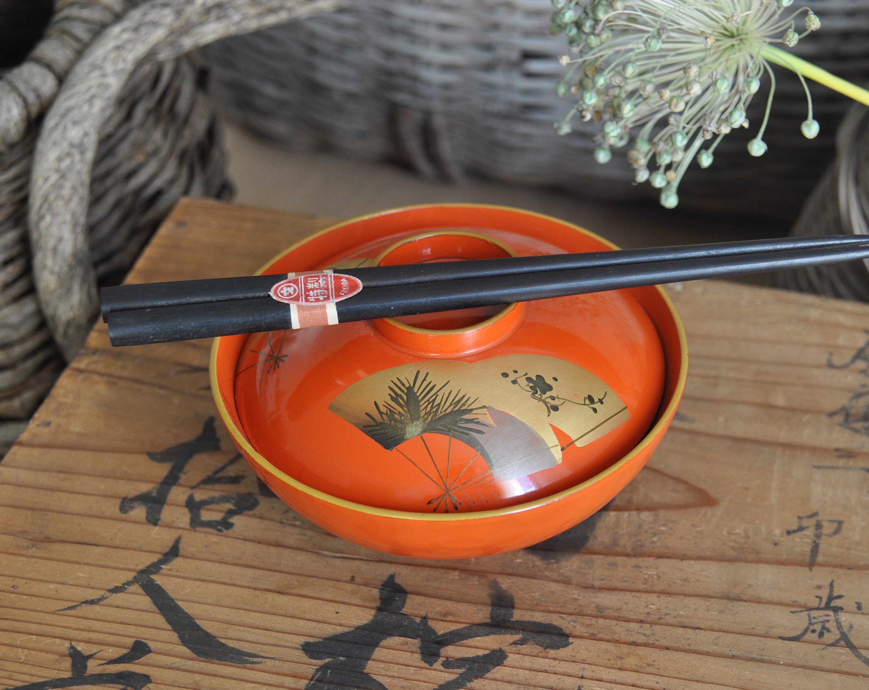 Magnifique Bol Laqué Japonais, Ancien , Orangé à Motifs Dorés.