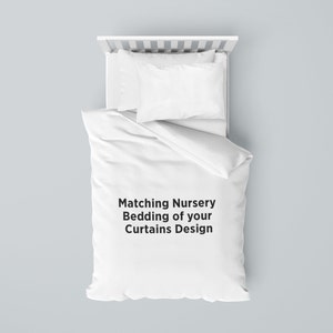 Puede incluir: Ropa de cama de cuna blanca con una almohada blanca y una funda n&oacute;rdica blanca. La funda n&oacute;rdica tiene el texto "Matching Nursery Bedding of your Curtains Design" impreso en ella.