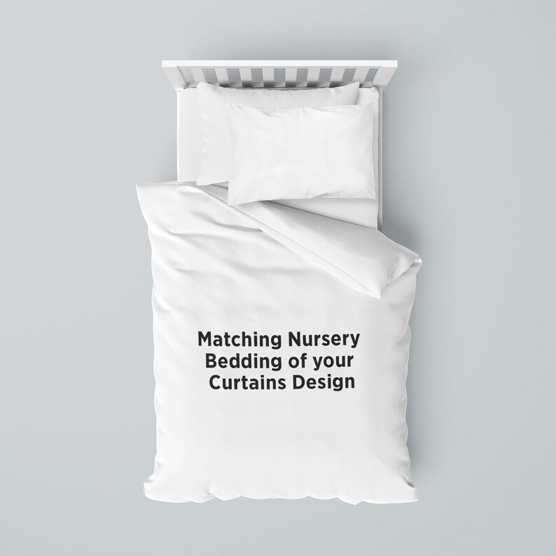 Puede incluir: Ropa de cama de cuna blanca con una almohada blanca y una funda n&oacute;rdica blanca. La funda n&oacute;rdica tiene el texto "Matching Nursery Bedding of your Curtains Design" impreso en ella.