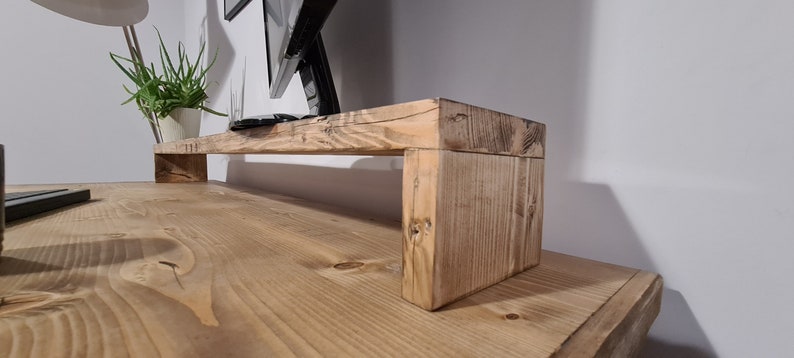 Rowlands Rustic Hand Built Monitor Shelf Stand bild 4