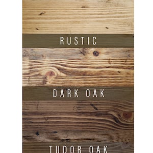 Op de afbeelding: Een verticale afbeelding met houtmonsters in verschillende afwerkingen. De monsters omvatten "Clear", "Rustic", "Dark Oak", "Tudor Oak" en "Jacobean". Het "RAW BESPOKE" logo staat boven en onder.