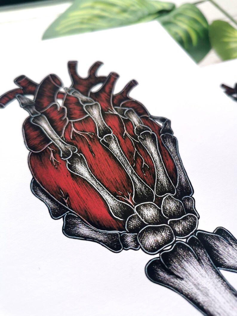 K&ouml;nnte beinhalten: Eine detaillierte anatomische Illustration eines menschlichen Herzens mit Skelettknochen, in roter und schwarzer Tinte gezeichnet.