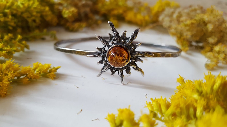 Cognac Amber Streching Metal Bracelet Natural Baltic Amber Fossil Jewelry Sun Oval Metalic Amber Jewelry Adjustable Amber Bracelet