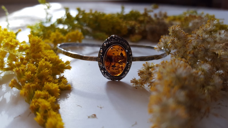 Cognac Amber Streching Metal Bracelet Natural Baltic Amber Fossil Jewelry Sun Oval Metalic Amber Jewelry Adjustable Amber Bracelet