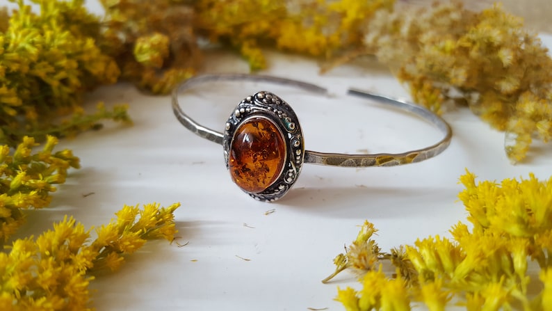 Cognac Amber Streching Metal Bracelet Natural Baltic Amber Fossil Jewelry Sun Oval Metalic Amber Jewelry Adjustable Amber Bracelet