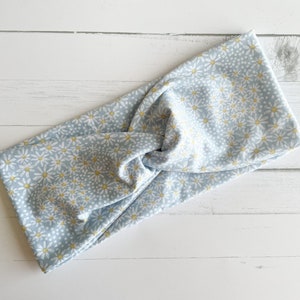 Baby Blue Daisies Simple Twist soft Fabric Headband, Nurse Headband, Headband with Buttons, twist headbands for women