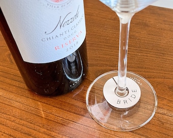 Dijes de cuero personalizados para vino: Etiquetas minimalistas grabadas para copas de vino