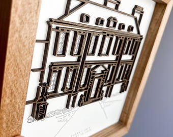 Peut inclure: Une œuvre d'art en bois encadrée représentant un rendu architectural détaillé d'un bâtiment. L'œuvre est de couleur marron clair, sur fond blanc, et encadrée dans un cadre en bois naturel. Le texte "Susan & Jack August 18, 2020" est visible.