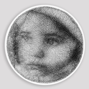 Könnte beinhalten: Runde String-Art-Arbeit in Schwarz-Weiß, die ein menschliches Gesicht darstellt. Das Gesicht wird mit schwarzem Faden auf einem weißen, kreisförmigen Hintergrund erstellt. Der Rand ist mit einer Reihe kleiner, gleichmäßig verteilter schwarzer Stiche versehen.