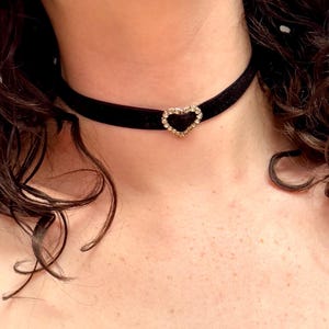 Black Velvet Heart Choker – Gothic Romantic Necklace with Rhinestone Heart, Black choker for Girls, Gift for Girlfriend.