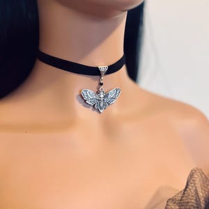 Gothic Moth Choker – Black Velvet Necklace with Death’s Head Moth Pendant, Halloween Costume necklace, Gothic Gift for Her, Goth jewelry