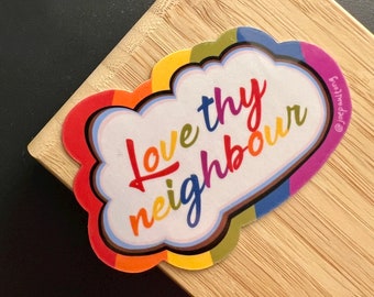 Może przedstawiać: Naklejka w kształcie białej chmury z tęczą. Chmura zawiera tekst "Love thy neighbour" w kolorowej czcionce.
