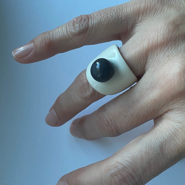 18mm (8US) White porcelain ring with black ball