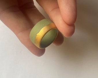 17mm (7US) Matte green porcelain ring with gold