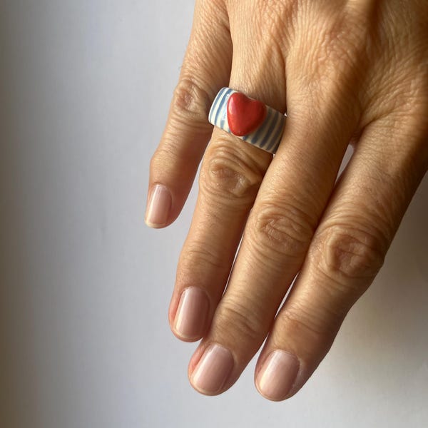 Anello di porcellana, strisce blu, cuore rosso