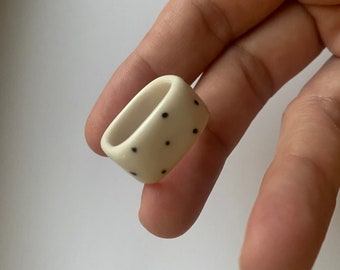 18mm (8US) Square porcelain ring with tiny black dots