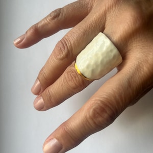 19.5mm (10US) White porcelain ring with gold