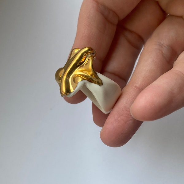 18mm (8US) Wavy porcelain ring with gold