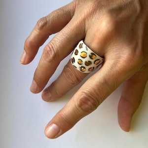Bague en porcelaine de 19 mm (taille 9,5 US) avec motif léopard doré