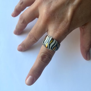 19.5mm (10US) Porcelain ring, black and gold, zebra design