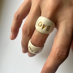 Anillo de porcelana blanca con letras LOVE doradas de 18 mm (8US), 18,6 mm (8,5US)