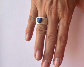 Anillo de porcelana blanca de 17,5 mm (7,5 US) con corazón azul.