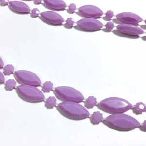 Lilac Bead Necklace 17 Lavender Single Strand Acrylic Bead Necklace Oval & Floral Alternating Patterns, Mod 1960s Costume Jewelry image 3