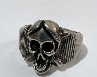 Vintage Pirate Skull & Crossbones Ring - 1990s Silver Tone Metal Jolly Rogers Ring - Halloween Costume Accessory, Death’s Head, Memento Mori