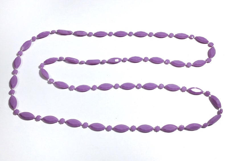 Lilac Bead Necklace 17 Lavender Single Strand Acrylic Bead Necklace Oval & Floral Alternating Patterns, Mod 1960s Costume Jewelry image 5