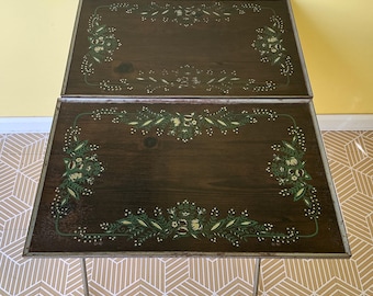 Pair of Mid-Century Folding Serving Trays, La Vada - 2 Portable TV Snack Trays w/ Collapsible Metal Legs - White & Green Mod Floral Swags