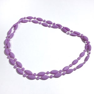 Lilac Bead Necklace 17 Lavender Single Strand Acrylic Bead Necklace Oval & Floral Alternating Patterns, Mod 1960s Costume Jewelry image 4
