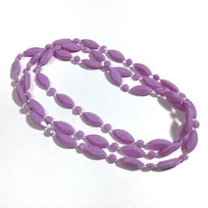 Lilac Bead Necklace 17 Lavender Single Strand Acrylic Bead Necklace Oval & Floral Alternating Patterns, Mod 1960s Costume Jewelry image 2