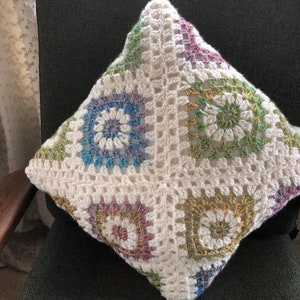 Crocheted cushion cover with pad insert