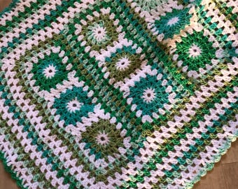 Ręcznie robiony na szydełku kocyk dla dziecka: włóczka akrylowa w kolorze zielono-białym