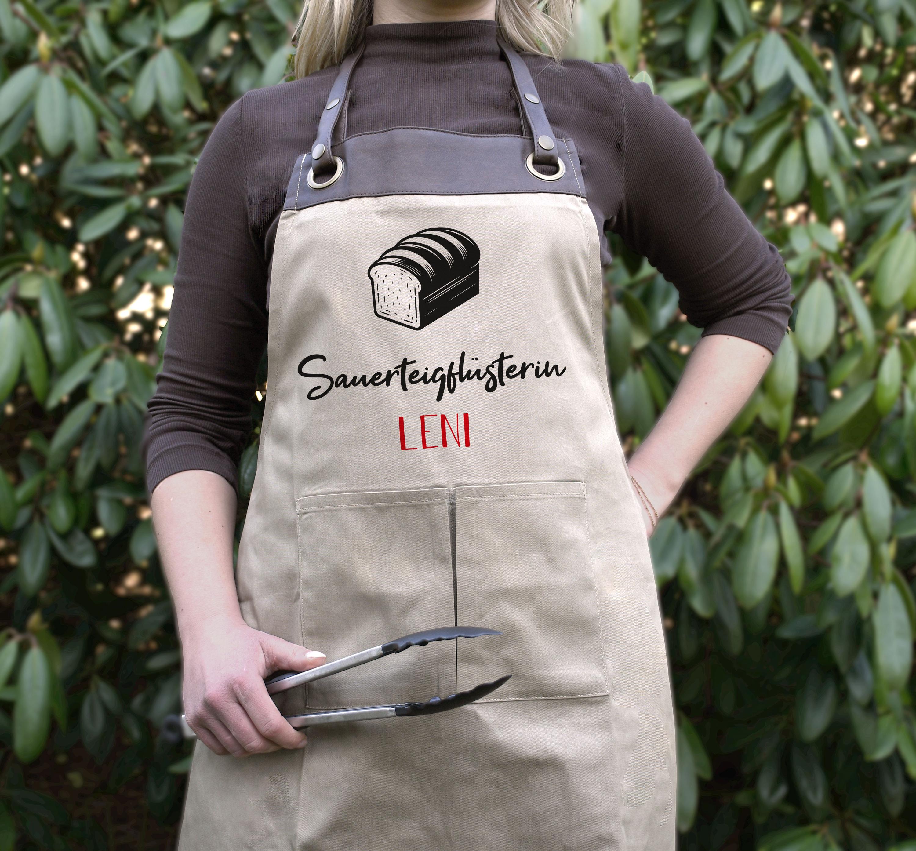 Personalisierte Schürze „Sauerteigflüsterin“ – Beige oder Schwarz mit Name und Kunstleder-Applikation für Hobbybäcker | Brot backen