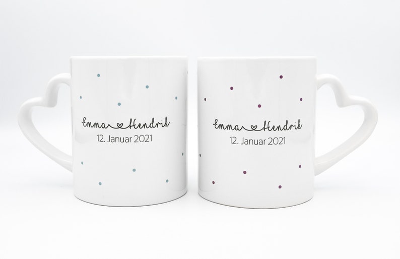 Personalisiertes Tassen Set Herzhenkel mit Wunschnamen und Datum Mrs Mr Mrs Mrs Mr Mr Geschenk für Hochzeit der Eheleute Bild 4