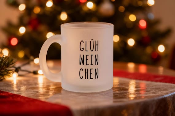 Personalisierte Glastasse „Glühweinchen“ mit schwarzem Schriftzug – mattes Glas mit Namen, Glühweintasse, Winter- & Weihnachtsgeschenk