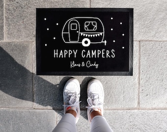 Personalisierte Fußmatte mit Name – Happy Campers für Camping-Fans | 35x50 cm, 40x60 cm, 50x70 cm | Tolle Geschenkidee für Outdoor-Fans
